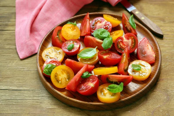 Salade Van Rode Gele Tomaat Met Basilicum — Stockfoto