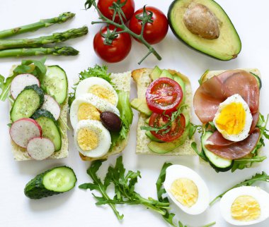 sandviç farklı dolguları - sebze, jambon ve yumurta ile