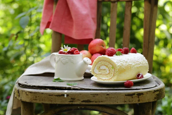 ビスケット ロール 素朴なスタイルの新鮮な果実とデザート — ストック写真