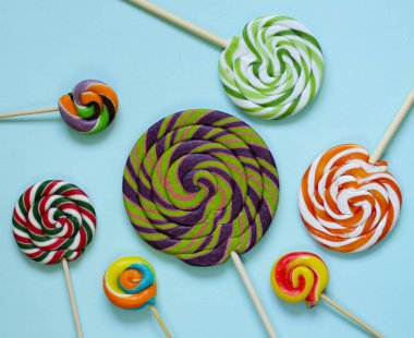 pastel bir arka plan üzerinde renkli lolly pop şeker