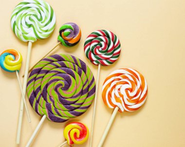 pastel bir arka plan üzerinde renkli lolly pop şeker