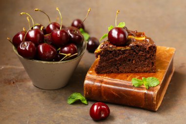 çikolatalı pasta kek çilek tatlı ile