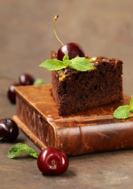 çikolatalı pasta kek çilek tatlı ile