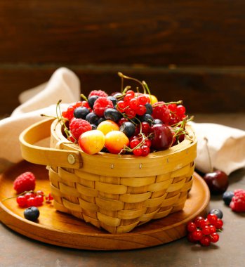 olgun organik karışım çilek rustik natürmort