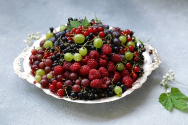 olgun organik karışım çilek rustik natürmort