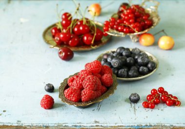 olgun organik karışım çilek rustik natürmort