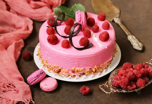 令人惊叹的粉红色蛋糕与覆盆子在铁桌上 — 图库照片