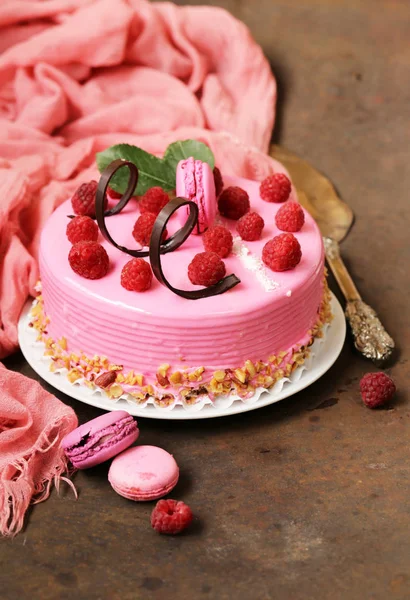 鉄のテーブルにラズベリーと素晴らしいピンク ケーキ — ストック写真
