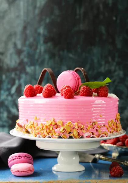 Geweldige Roze Cake Met Frambozen Een Ijzeren Tafel — Stockfoto