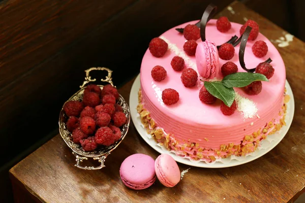 Increíble Pastel Rosa Con Frambuesas Una Mesa Hierro — Foto de Stock