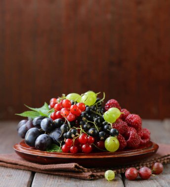 olgun organik karışım çilek rustik natürmort