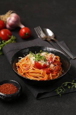Domates soslu spagetti ve parmesan peyniri.