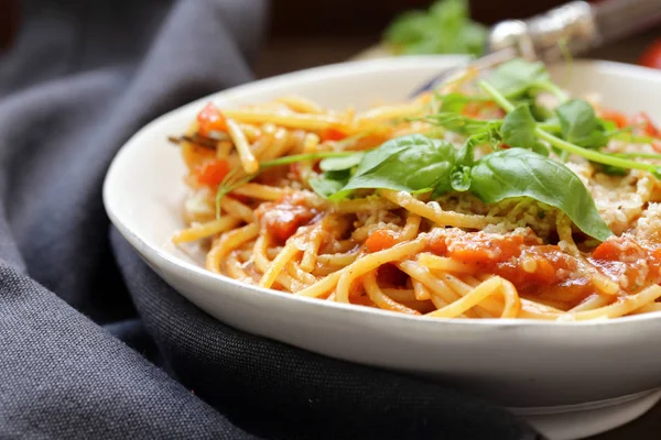 Espaguetis Pasta Con Salsa Tomate Albahaca — Foto de Stock