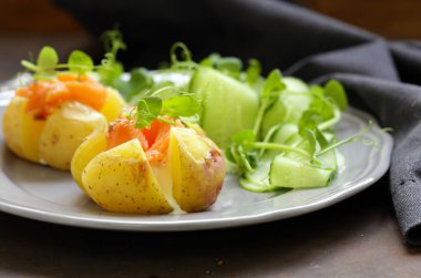 krem peynir ve tuzlanmış somon ile patates