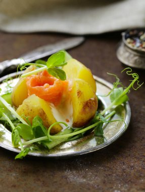 krem peynir ve tuzlanmış somon ile patates