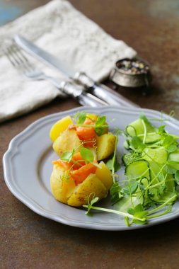 krem peynir ve tuzlanmış somon ile patates