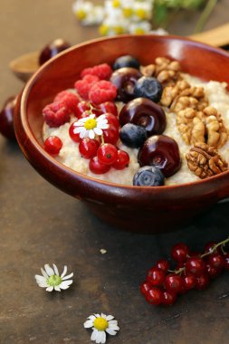 Kahvaltı için çilek ile yulaf lapası