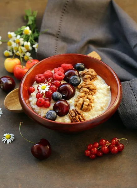 Avena Gachas Con Bayas Para Desayuno —  Fotos de Stock