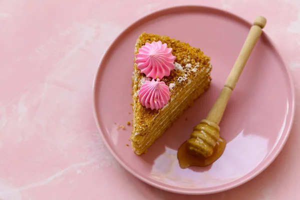 Postre Pastel Miel Plato Sobre Fondo Rosa —  Fotos de Stock