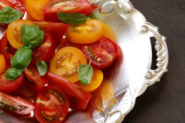 Fesleğenli kırmızı ve sarı domates salatası