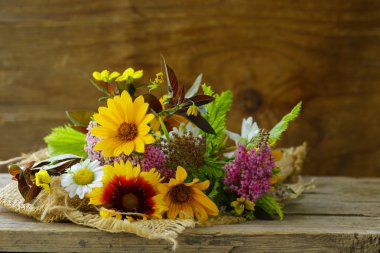 ahşap zemin, rustik natürmort kır çiçekleri buketi