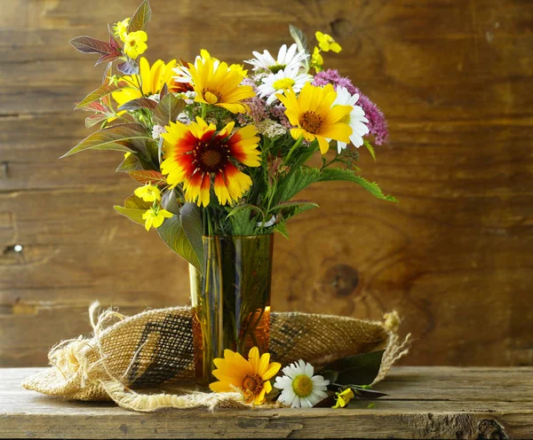 Boeket Van Wilde Bloemen Een Houten Ondergrond Rustieke Stilleven — Stockfoto