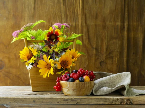 Strauß Wildblumen Auf Holzgrund Rustikales Stillleben — Stockfoto