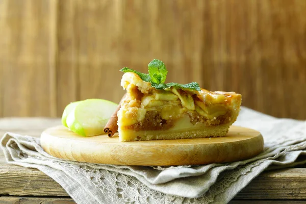 传统的苹果派 用肉桂酥皮糕点 — 图库照片