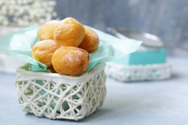 süzme peynirli çörek topları ile pudra şekeri