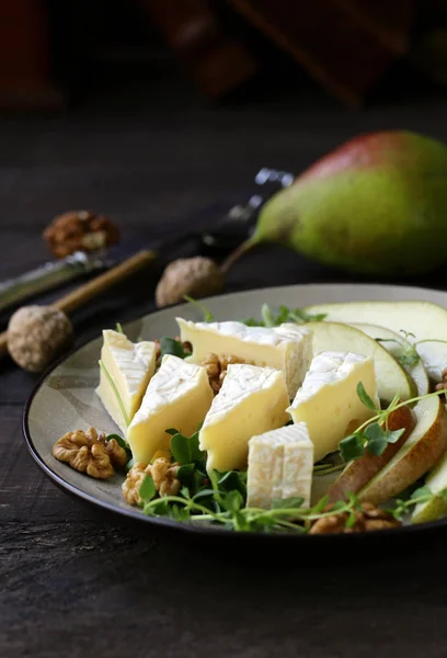 Formaggio Camembert Con Pera Erbe Aromatiche Profumate — Foto Stock