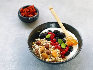 sağlıklı bir kahvaltı meyve ve fındık ile granola