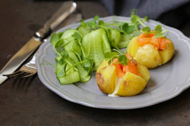 krem peynir ve tuzlanmış somon ile patates