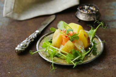 krem peynir ve tuzlanmış somon ile patates