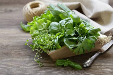 Natürmort organik kokulu otlar ahşap bir masa üzerinde