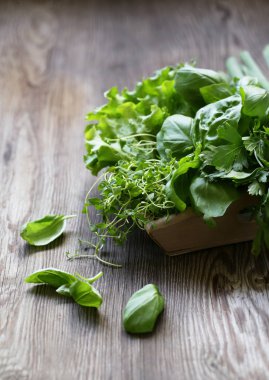 Natürmort organik kokulu otlar ahşap bir masa üzerinde