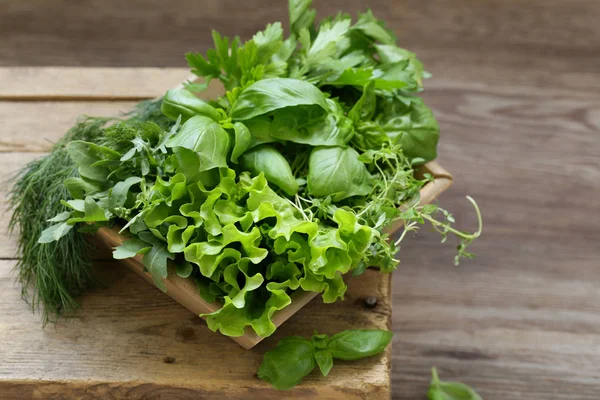 Stillleben Duftende Bio Kräuter Auf Einem Holztisch — Stockfoto