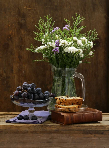 Obstkuchen Mit Rosinen Auf Einem Holztisch — Stockfoto