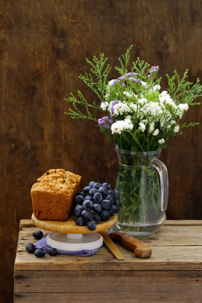 Obstkuchen Mit Rosinen Auf Einem Holztisch — Stockfoto