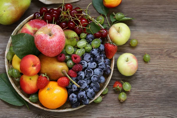 Διάφορα Μούρα Και Φρούτα Ένα Ξύλινο Τραπέζι — Φωτογραφία Αρχείου