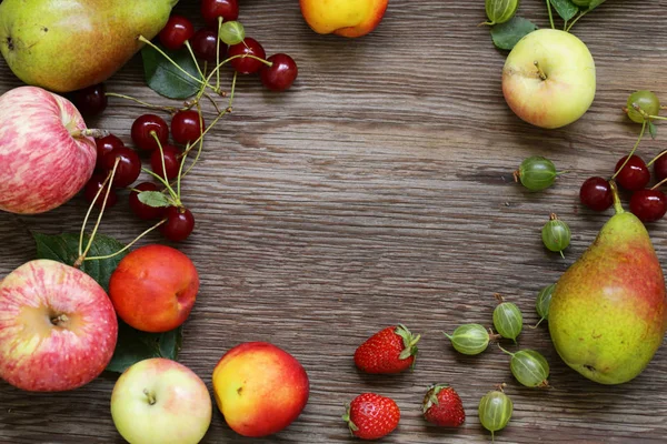 Diferentes Bayas Frutas Una Mesa Madera — Foto de Stock