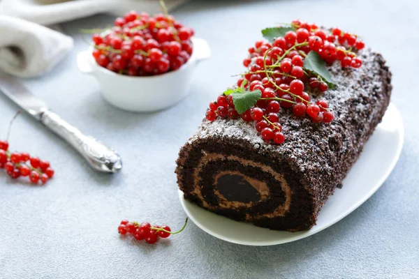 Chocolade Biscuit Rollen Met Bessen Tafel — Stockfoto