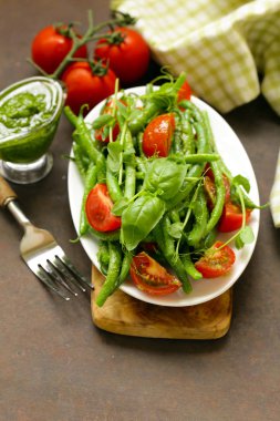 domates ve pesto sos ile yeşil fasulye salatası