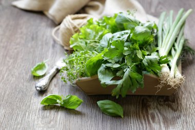 Natürmort organik kokulu otlar ahşap bir masa üzerinde