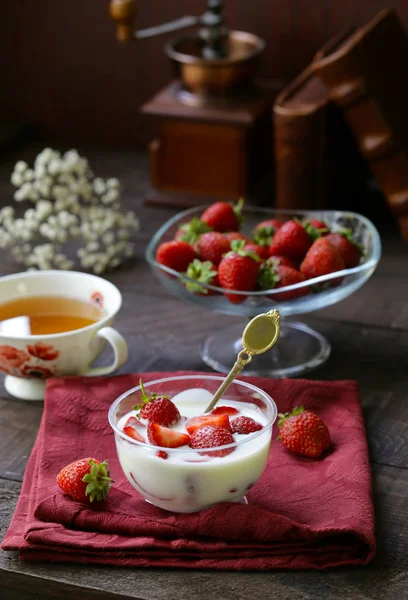 Fresa Orgánica Fresca Con Yogur Una Mesa Madera Comida Saludable —  Fotos de Stock