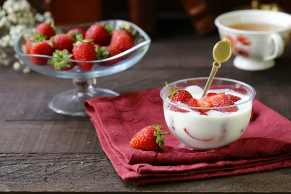 Φρέσκα Οργανικά Φράουλα Γιαούρτι Ένα Ξύλινο Τραπέζι Υγιεινή Διατροφή — Φωτογραφία Αρχείου