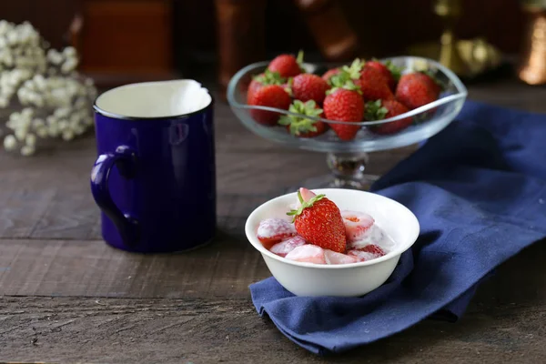 Frische Bio Erdbeere Mit Joghurt Auf Dem Holztisch Gesunde Ernährung — Stockfoto