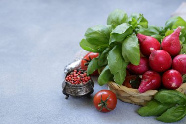 Bir tabloda bir sepet içinde salata için taze sebze