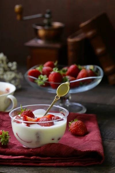 新鲜有机草莓配酸奶在木桌上 健康食品 — 图库照片