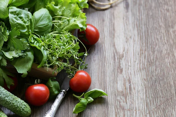 Verduras Verdes Salada Uma Mesa Madeira — Fotografia de Stock