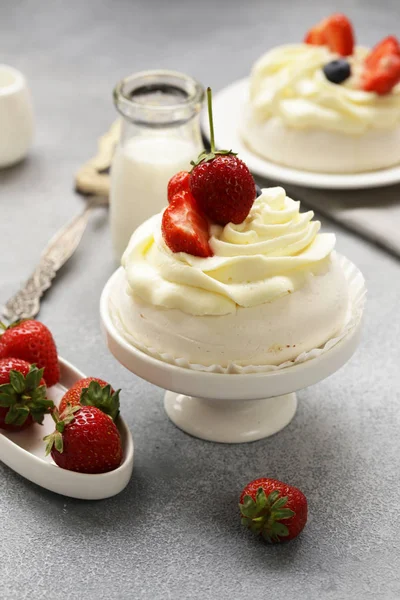 Meringue Pavlova Торт Ягодами Сливочным Кремом — стоковое фото